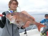 ７０ｃｍを釣り上げた八戸市の寺沢さんです。