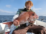６０ｃｍを釣り上げた八戸市の寺沢さんです。