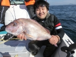 ６１ｃｍを釣り上げた黒石の松村さんです。