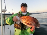 ５８ｃｍのマダイを釣り上げた八戸市の木村さんです。