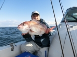 ６０ｃｍのマダイを釣り上げた青森の村上さんです。